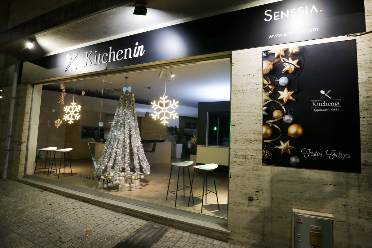 kitchenin_PT's tweet photo. 🎄 Natal Kitchen in, 2021 🎄
❄️ ☃️ ❄️
#kitchenin #cozinhascom7sentidos #natal #christmas2021 #kitchen #kitchendesign #interiordesign #kitchenideas #kitchenremodel #taylormade #luxuryhomes #modern #homedesign #homeinspiration #interiorforall #lovemyjob #espinho #portugal https://t.co/W54gpWs9iq