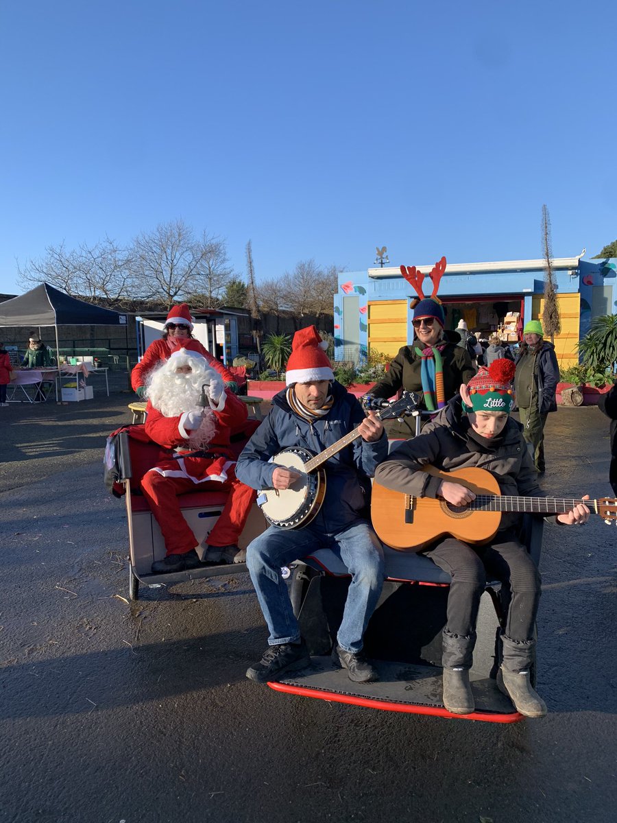 Thank you to everyone that came out to support the farm today. Thank you to all the wonderful volunteers for working so hard and organising the fair. To @cyclingwithoutageclontarf you guys are the best!🎄💖🎁🎅🏻✨ #cityfarm #community #christmas #santa #craftfair