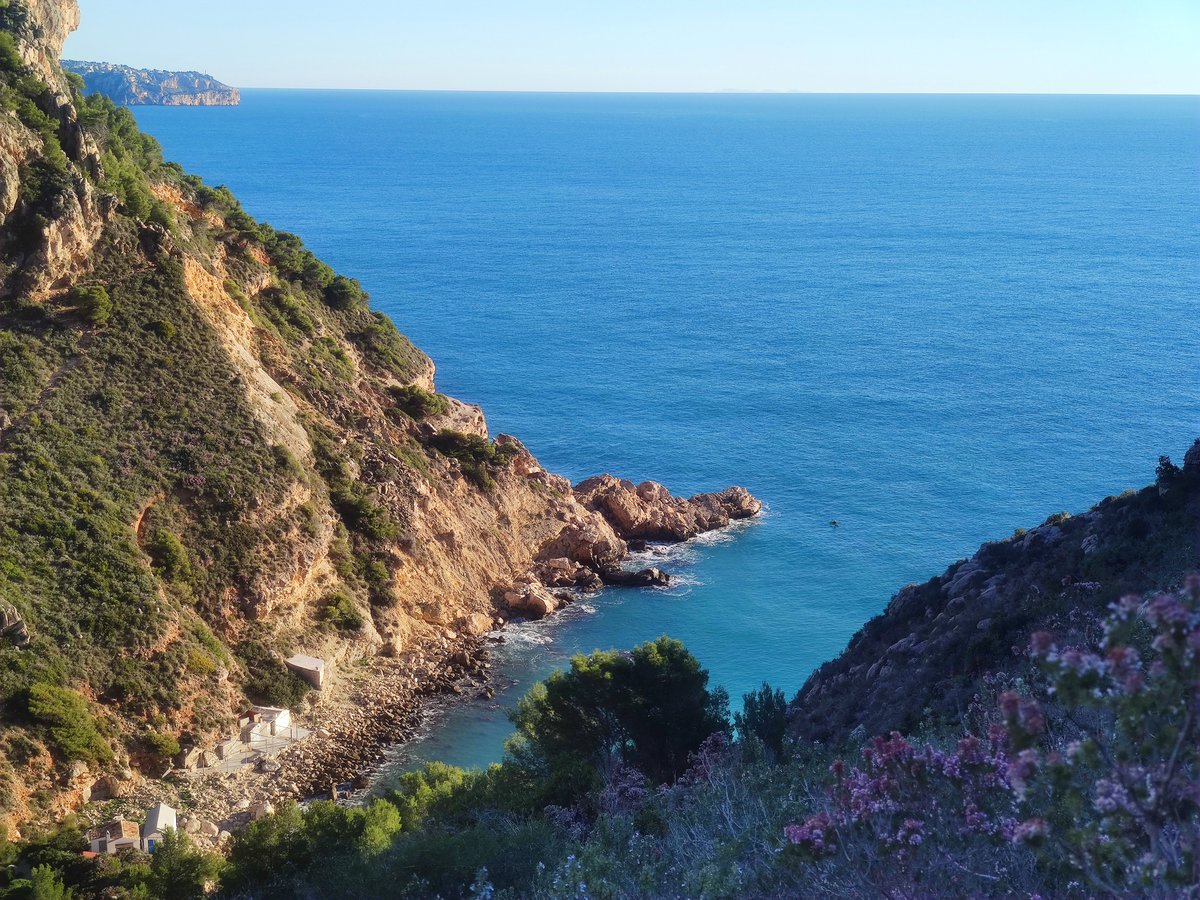 santivalleys's tweet image. Hem corregut, caminat, fotografiat i esmorzat pel terme.