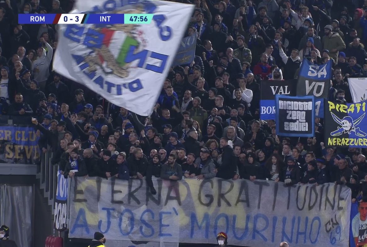 Esta fue la primera vez que Mourinho se enfrentó al Inter y la Curva Nord aprovecho para dedicarle esta striccione:
“Eterna gratitud a José Mourinho”