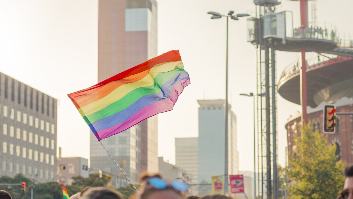 3CatInfo's tweet photo. Un llogater denuncia que ha de deixar el pis perquè l'obligaven a treure la bandera LGBTIQ+ 
https://t.co/f89v0i6guU https://t.co/XxQRSeX0QH