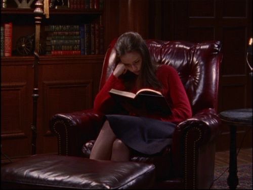 gilmoregame's tweet photo. day 28: unfollow if your desired aesthetic isn’t some sort of academia (dark academia, light academia, chaotic academia, romantic academia, etc) https://t.co/f2uUci0Sta