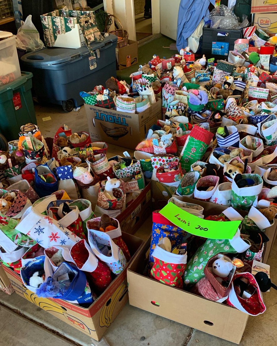 leoclubperry's tweet photo. What a busy day for Leo Club! This morning, the Gilbert Lions and Leos teamed up to stuff around 4,000 stockings to give to children in Mexico who don’t have presents this holiday season. Great job guys! And a huge thank you to Lion Carole! @PerryPumas07 https://t.co/ylfnlTbA67