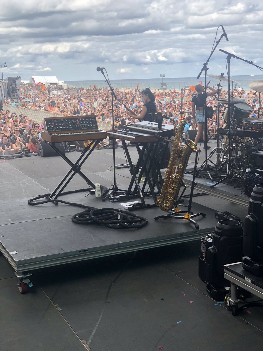 Meeting us at our spot! <a href="/OfficialWillow/">WILLOW</a> <a href="/beachfestival/">Riptide Music Fest</a> #BeachFestival <a href="/alt947/">ALT 94.7</a> @alt949sd <a href="/947fm/">94/7fm</a> <a href="/1077TheEnd/">107.7 The End</a>