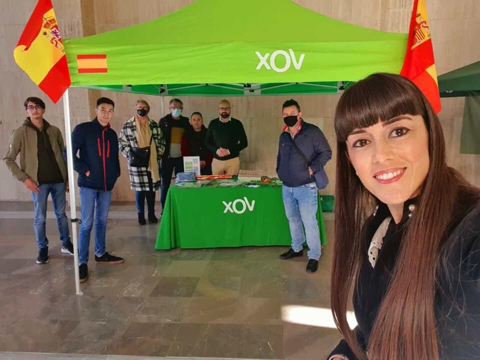 Vox_Almeria's tweet image. Hoy hemos estado en la Plaza Mayor de El Ejido para explicar y dar a conocer el mensaje de VOX. También nos ha acompañado @solidaridad_esp.

👏🏻 Gracias a todo el equipo de VOX por el gran trabajo y a los valientes que han pasado por la mesa informativa.