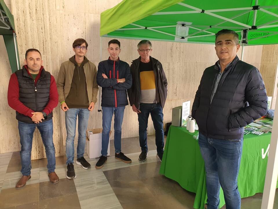 Vox_Almeria's tweet image. Hoy hemos estado en la Plaza Mayor de El Ejido para explicar y dar a conocer el mensaje de VOX. También nos ha acompañado @solidaridad_esp.

👏🏻 Gracias a todo el equipo de VOX por el gran trabajo y a los valientes que han pasado por la mesa informativa.