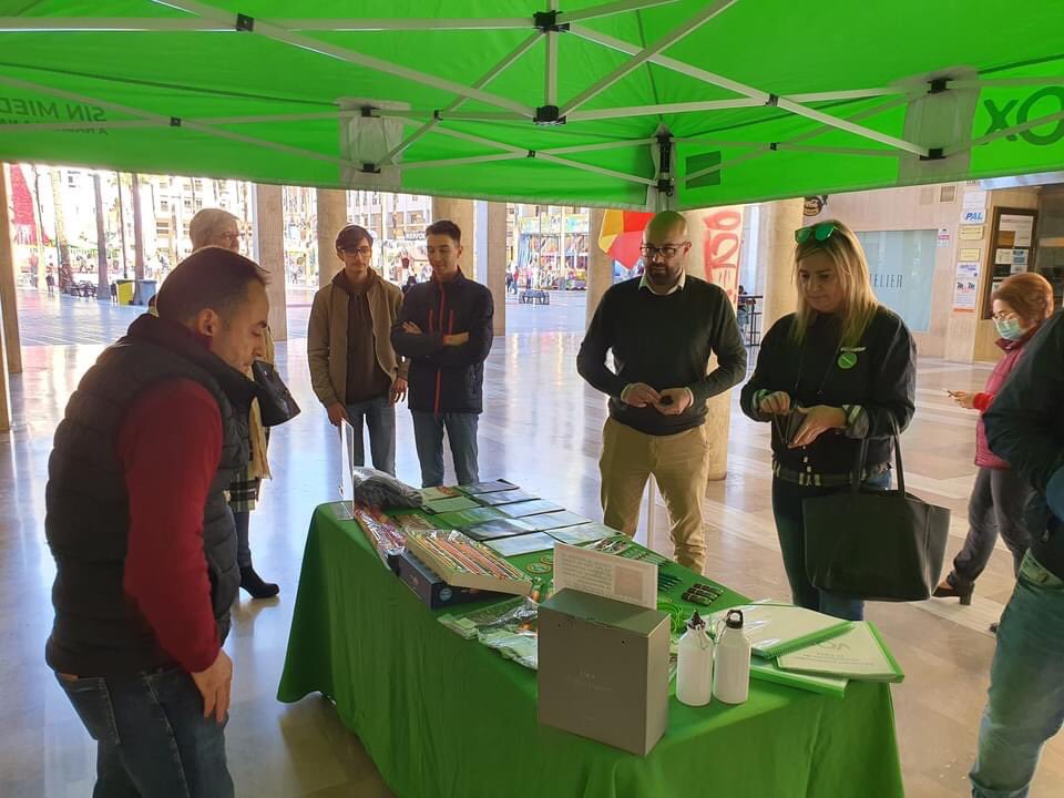 Vox_Almeria's tweet image. Hoy hemos estado en la Plaza Mayor de El Ejido para explicar y dar a conocer el mensaje de VOX. También nos ha acompañado @solidaridad_esp.

👏🏻 Gracias a todo el equipo de VOX por el gran trabajo y a los valientes que han pasado por la mesa informativa.