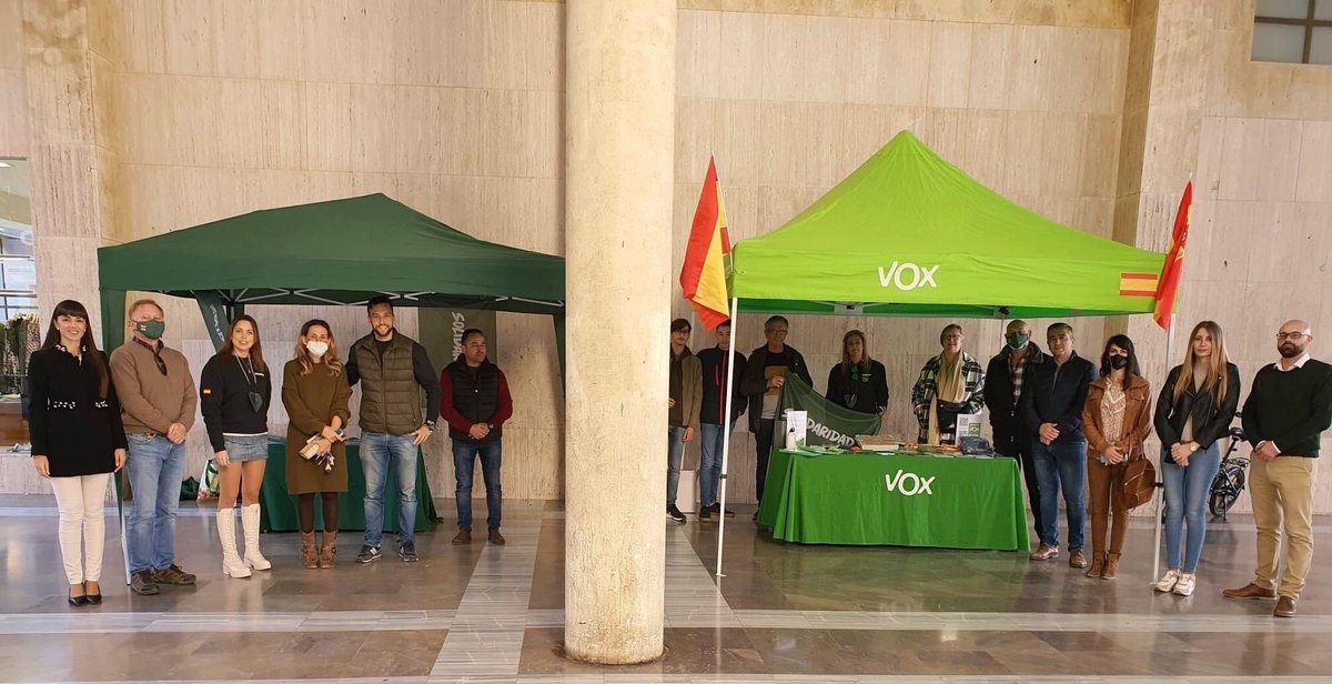 Vox_Almeria's tweet image. Hoy hemos estado en la Plaza Mayor de El Ejido para explicar y dar a conocer el mensaje de VOX. También nos ha acompañado @solidaridad_esp.

👏🏻 Gracias a todo el equipo de VOX por el gran trabajo y a los valientes que han pasado por la mesa informativa.