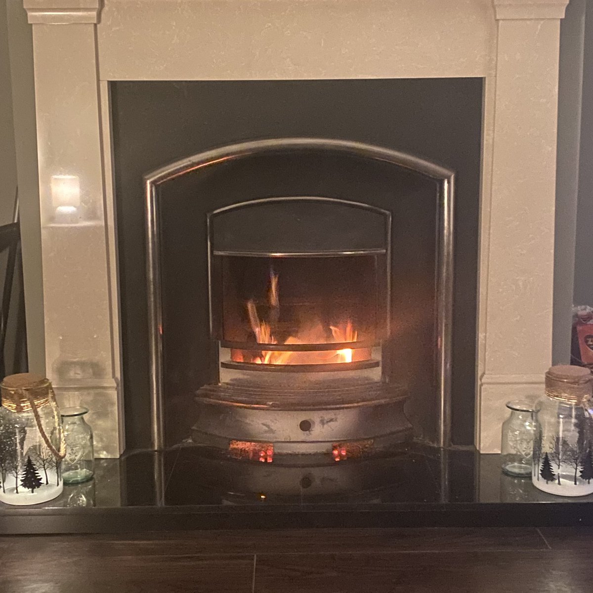 ShellbellMayo's tweet photo. Weather outside is horrible so it Christmas movie with homemade pizza in front of the fire ๐ฅ๐ฅฐ๐๐คค #SaturdayVibes #christmasiscoming #gettingintothefestivespirit https://t.co/ljo8VZzJLQ