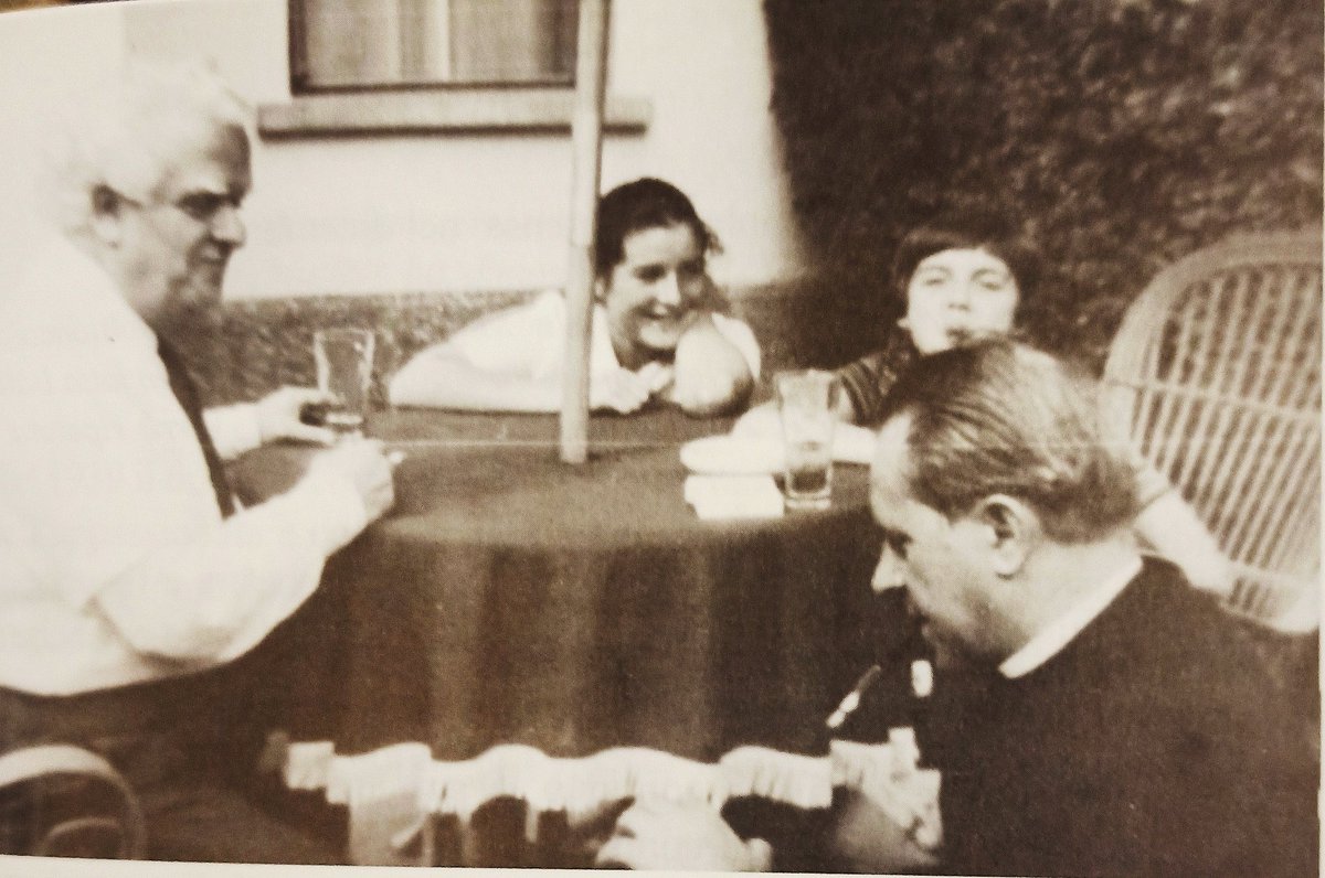 AssMusDMaffeis's tweet photo. Dal 1937 accompagna la celebrazione della prima messa del nuovo assistente dell'Oratorio S. Luigi di Abbiategrasso,  Ambrogio Palestra. A lui Maffeis  manifesta la sua passione per l'educazione dei giovani, stimolando in breve un' intesa, destinata a diventare una grande amicizia https://t.co/9NJ4DTvCPX