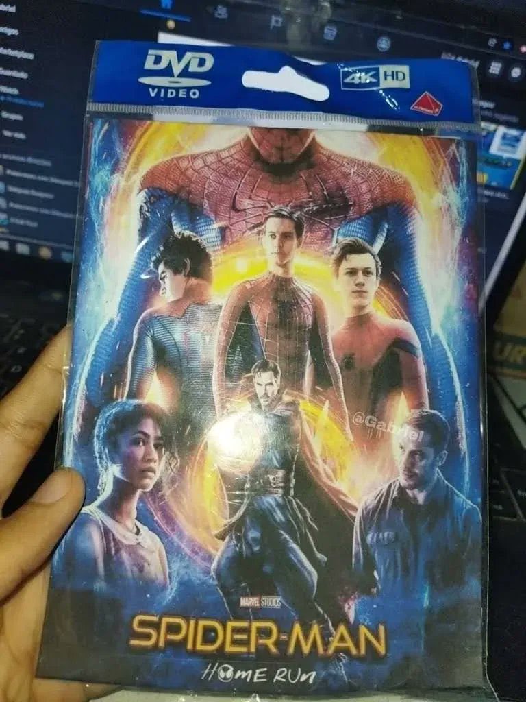 DanielVirgenSG's tweet photo. ¿Boletos para el estreno? Pfff yo estoy a punto de verla 😎 los veré en Suecia #SpiderMan https://t.co/8XufCPULzy