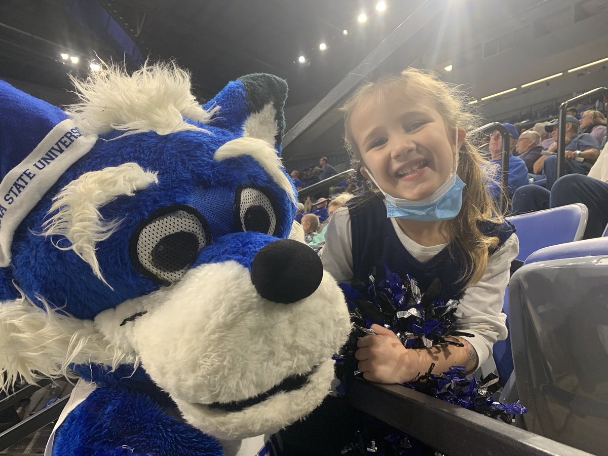 IndStSpirit's tweet photo. #sycamoresam makes the best friends! https://t.co/lyfQDOJU6K
