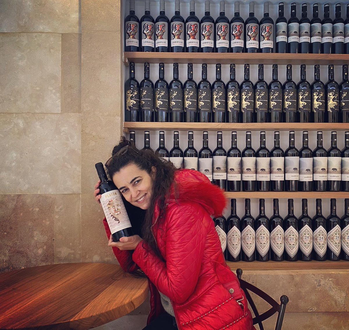 cristinasjr's tweet photo. 🍷🌏El 6-XII-2019, #VinoPlatón entraba en la sala de barricas de @divproporcion. Dos años después, es un vino reserva muy original y la gran marca ya en todo el mundo❤️
#VinoDeAutor #BodegaFamiliar #BodegaDivinaProporción #DeToroAlMundo
#LaBodegueraMásJovenDeEspaña #LucíaSanJosé https://t.co/9WAp1B2Nt9