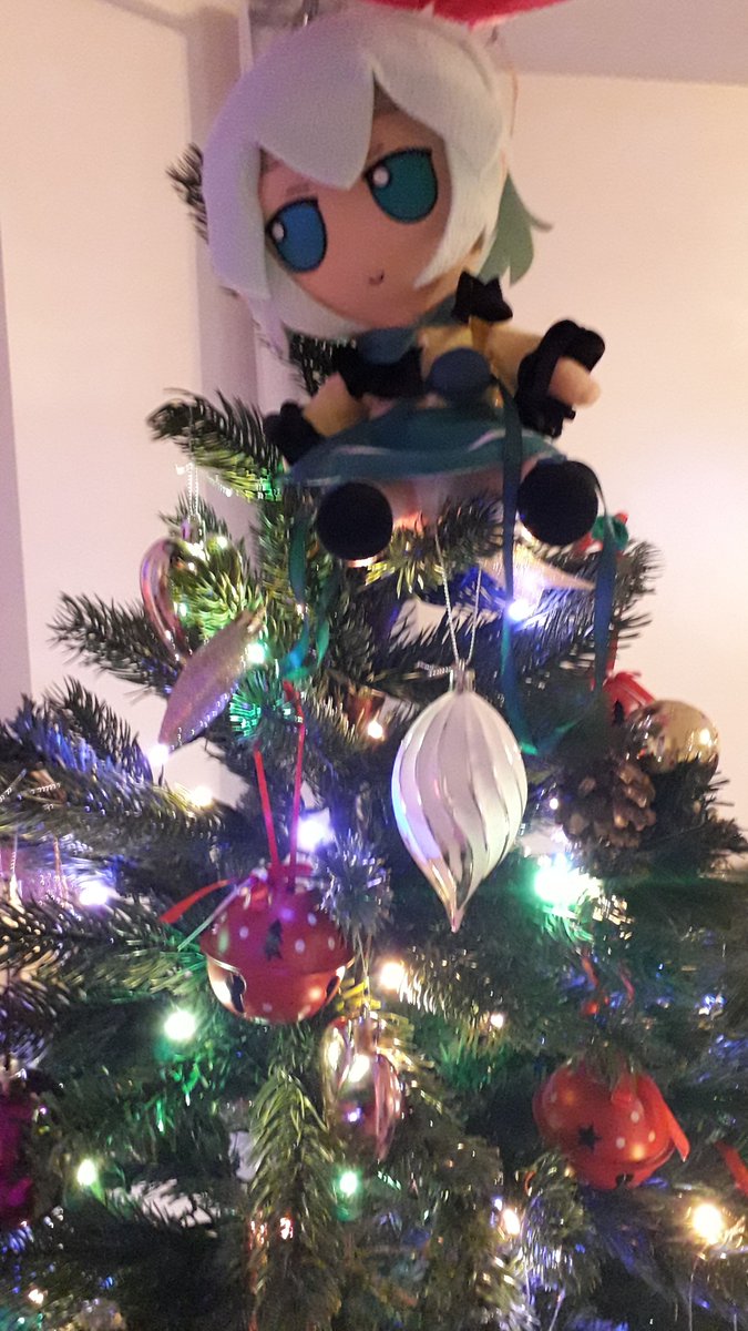 ChibiFlandre's tweet photo. Putting the star on top of the tree https://t.co/oI6FeVJD0M