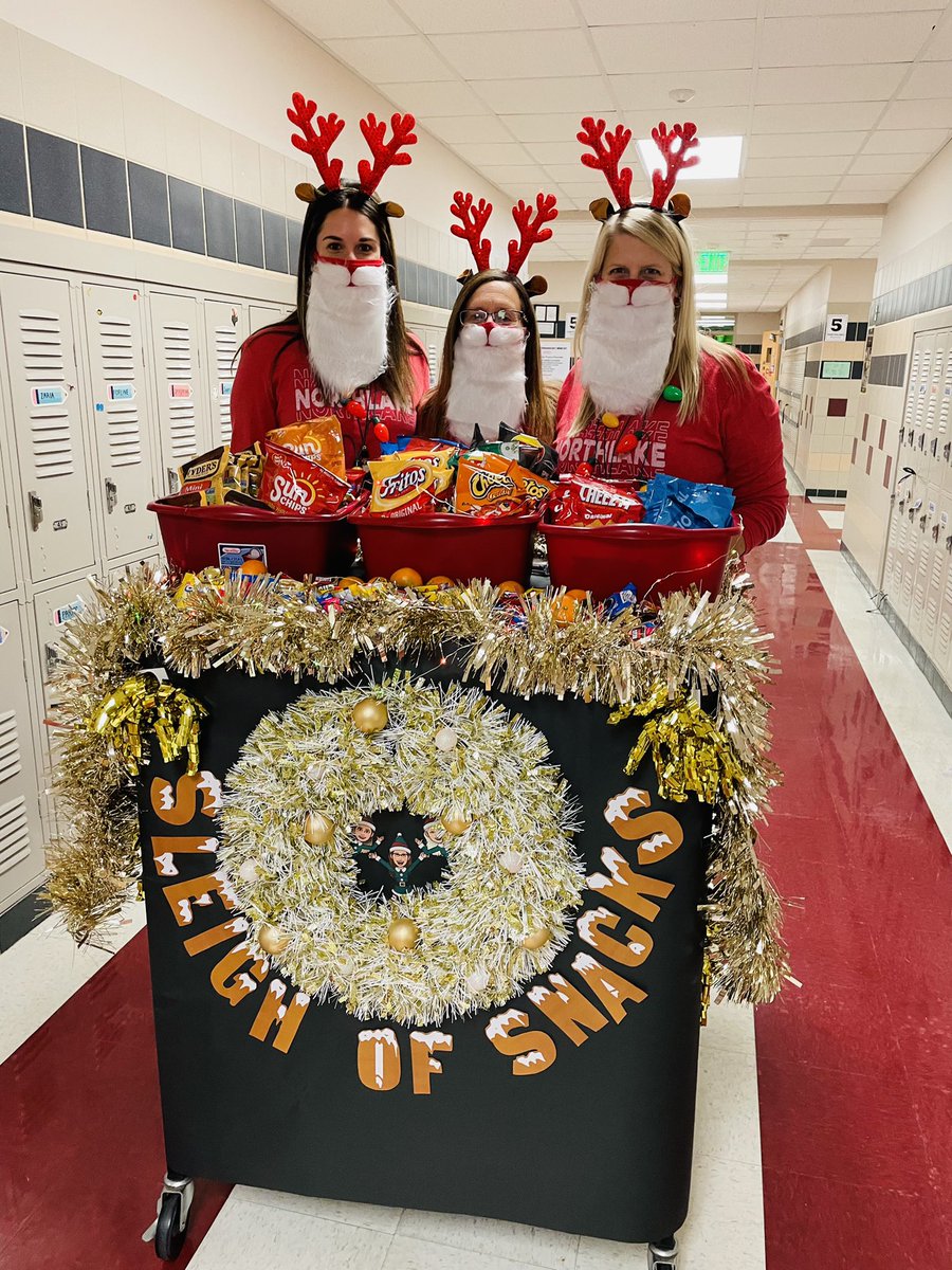 Mrs_Horner3's tweet photo. Northlake’s little helpers spreading holiday cheer! #NLEWildcats #sleighofsnacks @fordmk_kay @chaney_helen https://t.co/fvuN35lCEj