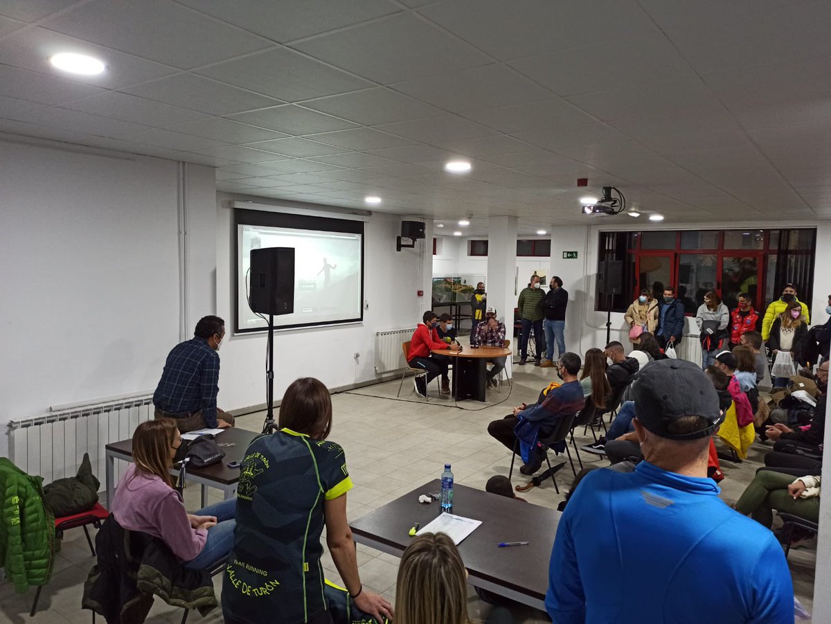 visitapozosoton's tweet image. Esta tarde en el @CEMMineria , se celebraba el coloquio con @ManuelMerillas y @paucapell previo al Trail Minero Santa Bárbara que tendrá lugar mañana. 

#trailminerosantabarbara #hunosa #pozosoton #asturias #mineria #trail #carrerasasturias