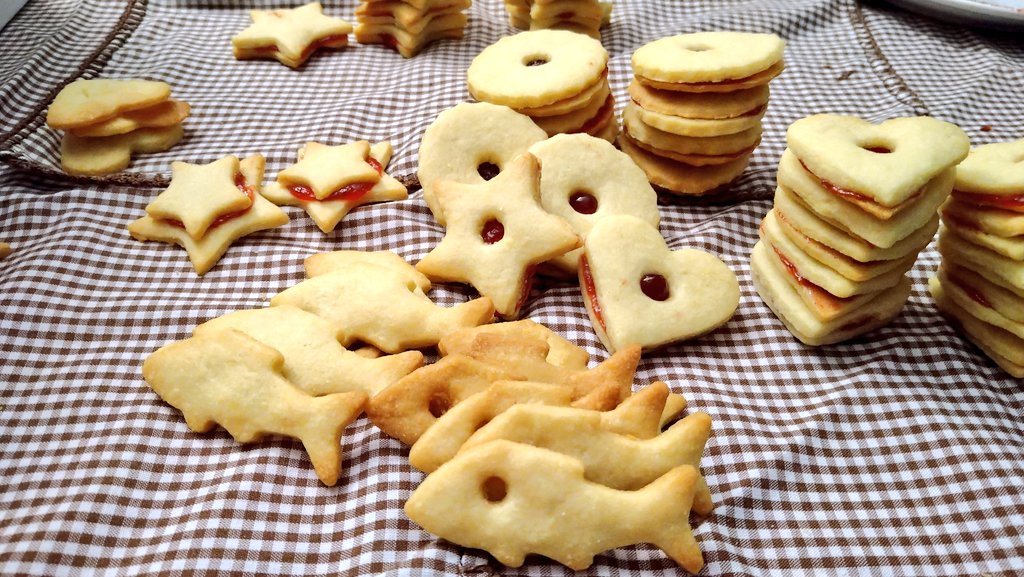 BakingCooking's tweet image. Further #Christmas #baking and decorating. Today the #traditional Linzer cookies,sooo delicious 👩🏻‍🍳😍🍪☕⛄🎄🦌🍪😋☕⛄🎄🦌 #baking #homemade #cookies #linzer #homebaking #delicious #yummy #jam #Food #Foodie #ChristmasCountdown #ChristmasCookieChallenge #christmasiscoming