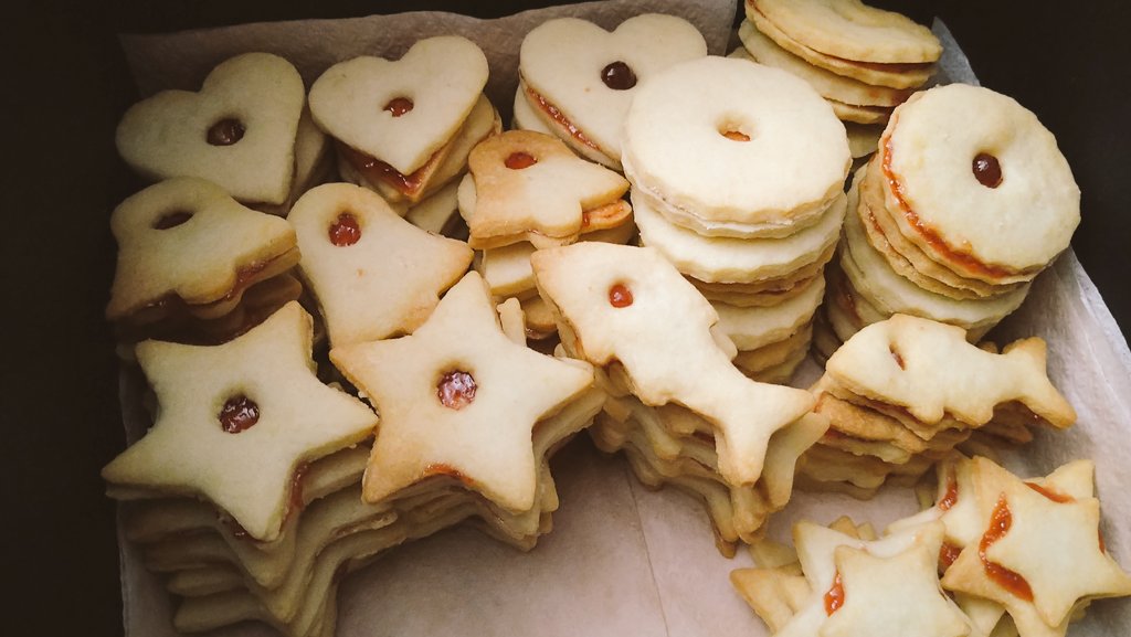 BakingCooking's tweet image. Further #Christmas #baking and decorating. Today the #traditional Linzer cookies,sooo delicious 👩🏻‍🍳😍🍪☕⛄🎄🦌🍪😋☕⛄🎄🦌 #baking #homemade #cookies #linzer #homebaking #delicious #yummy #jam #Food #Foodie #ChristmasCountdown #ChristmasCookieChallenge #christmasiscoming
