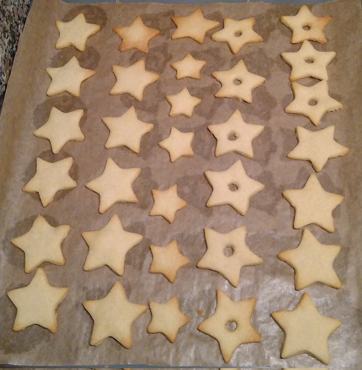 BakingCooking's tweet image. Further #Christmas #baking and decorating. Today the #traditional Linzer cookies,sooo delicious 👩🏻‍🍳😍🍪☕⛄🎄🦌🍪😋☕⛄🎄🦌 #baking #homemade #cookies #linzer #homebaking #delicious #yummy #jam #Food #Foodie #ChristmasCountdown #ChristmasCookieChallenge #christmasiscoming