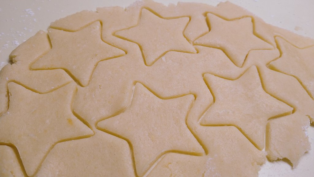 BakingCooking's tweet image. Further #Christmas #baking and decorating. Today the #traditional Linzer cookies,sooo delicious 👩🏻‍🍳😍🍪☕⛄🎄🦌🍪😋☕⛄🎄🦌 #baking #homemade #cookies #linzer #homebaking #delicious #yummy #jam #Food #Foodie #ChristmasCountdown #ChristmasCookieChallenge #christmasiscoming