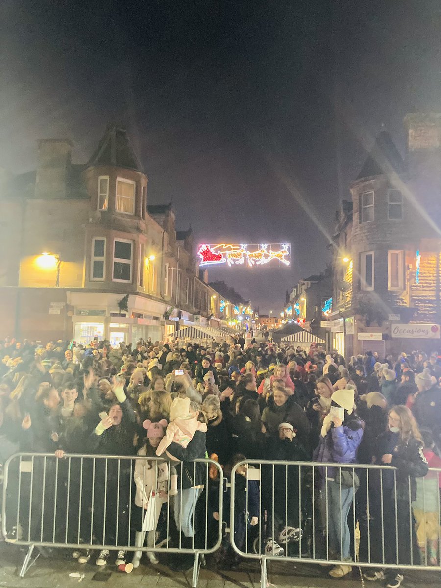 SLCProvost's tweet photo. At Carluke this afternoon for the final Christmas Lights Switch On of the season, made extra special by sharing the stage with Carluke legend - JOHN ALLAN!
Huge thanks to @ginaontheradio @ZapEnt @ernest_theband @SouthLanCouncil &amp; Santa for a wonderful prelude to #Christmas https://t.co/R3BjwYPg8Y
