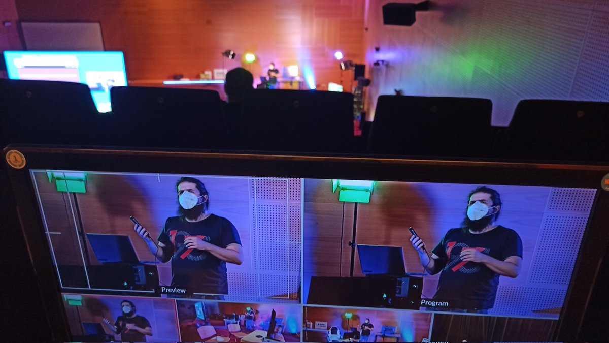 PonteInGames's tweet photo. @RecunchoGamer animando a tope o show final de @PonteInGames https://t.co/OZfydQjYCs