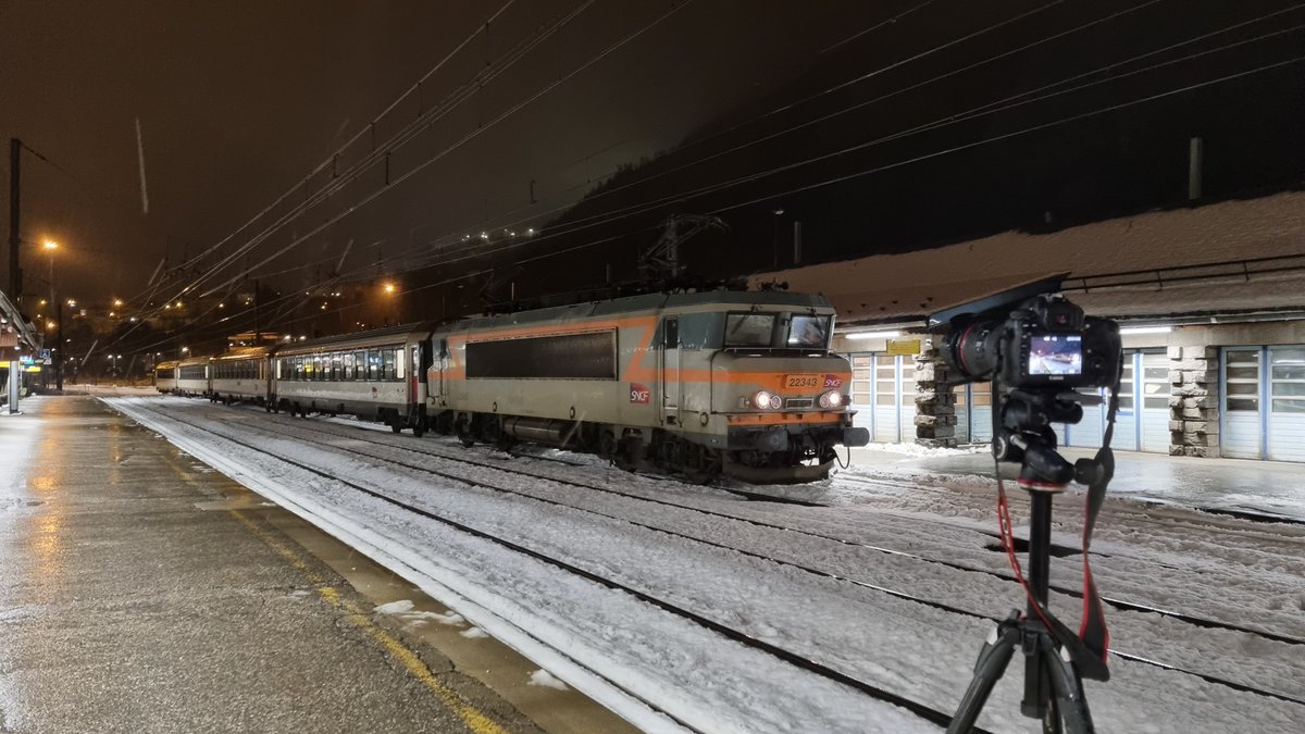 VueSurLeRail's tweet photo. Départ de la voie C, béton en tête, neige. C'est le jour idéal pour faire l'un des derniers ICN Modane Paris en photo https://t.co/96Qawgbm0c