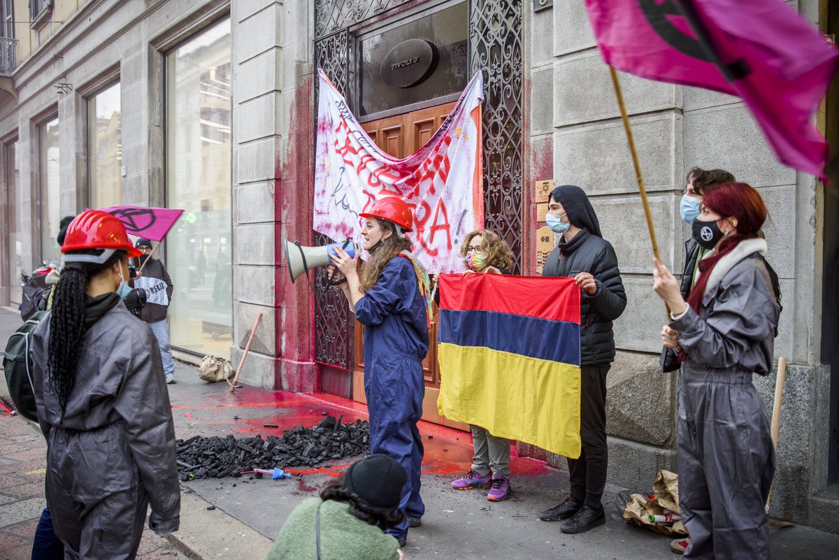 milano_xr's tweet photo. Globalizziamo la resistenza contro l'estrattivismo e l'industria fossile! Qualche settimana fa al Consolato colombiano a Milano. #DevuelvanLaTierra @XrItaly https://t.co/EskoIcF9K3
