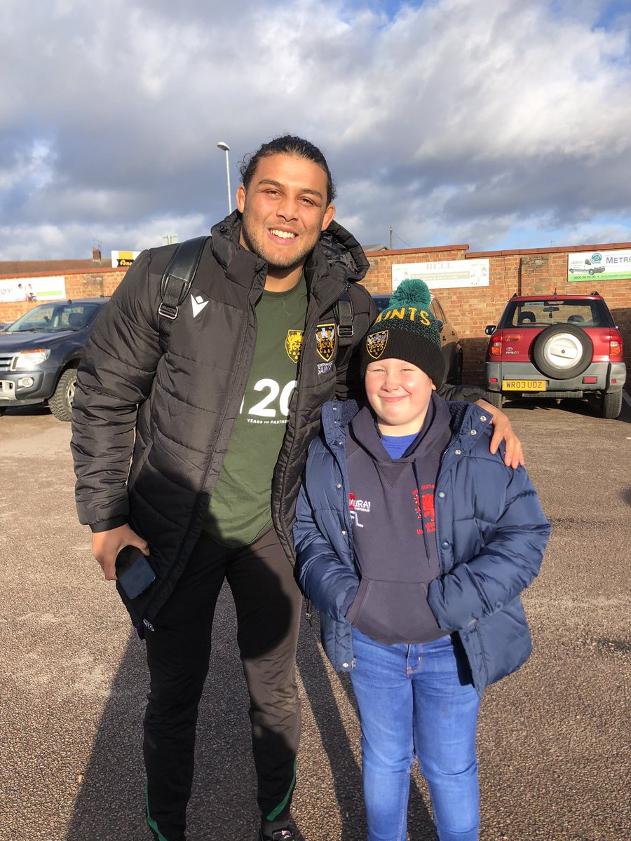 AngieLee_uk's tweet photo. Fergus’ trip to Northampton was amazing: @SaintsRugby v @BathRugby he’s got some great tips for u11s training tomorrow at Barnsley RUFC  @MiniGriffs @BarnsleyRUFC Thank you Sam Underhill - he’ll grow into the boots 😍 #LoveRugby #GrowTheGriff @HighViewYear6 https://t.co/doH8hmaXWh