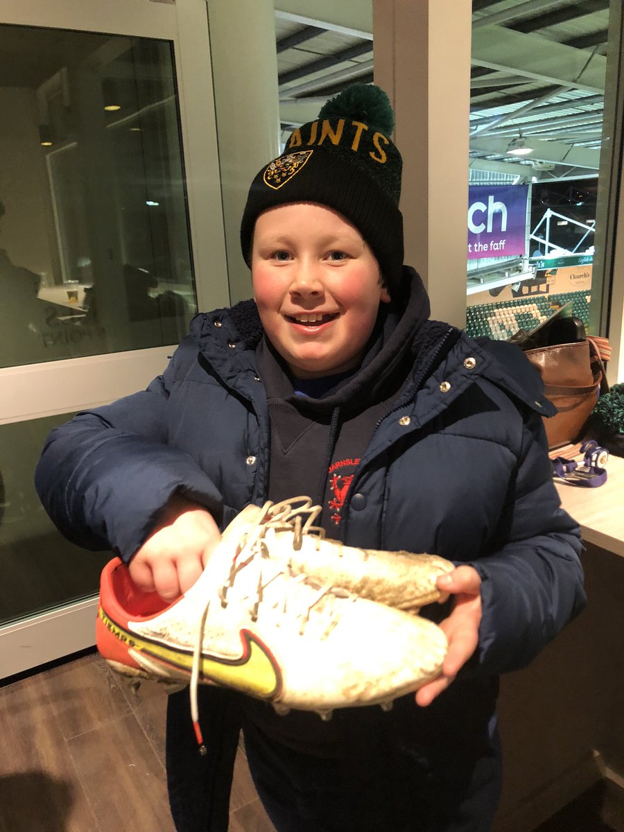 AngieLee_uk's tweet photo. Fergus’ trip to Northampton was amazing: @SaintsRugby v @BathRugby he’s got some great tips for u11s training tomorrow at Barnsley RUFC  @MiniGriffs @BarnsleyRUFC Thank you Sam Underhill - he’ll grow into the boots 😍 #LoveRugby #GrowTheGriff @HighViewYear6 https://t.co/doH8hmaXWh