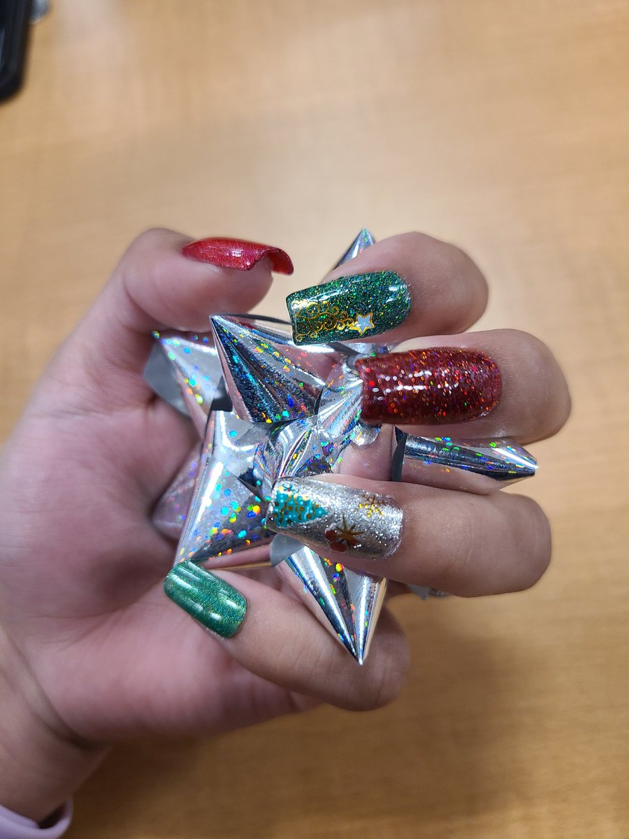 Kerra_DS's tweet photo. #holotacoholodays2021 contest entry #1 left hand using @holotaco Naughty List, Red Licorice, Everything is Pine &amp; Green Taffy @nailogical 

#nails #christmasnails #nailart #holotaco https://t.co/9PNVIKgFGY