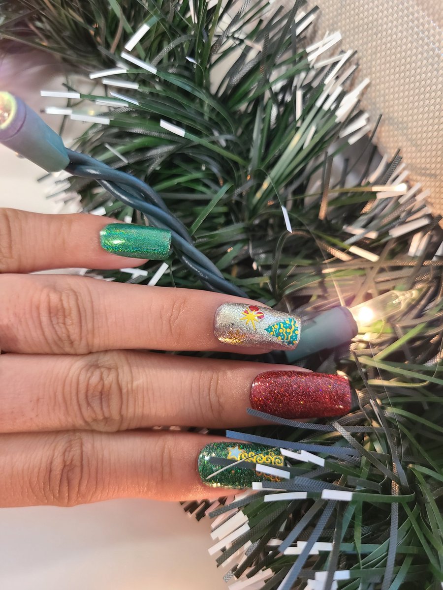Kerra_DS's tweet photo. #holotacoholodays2021 contest entry #1 left hand using @holotaco Naughty List, Red Licorice, Everything is Pine &amp; Green Taffy @nailogical 

#nails #christmasnails #nailart #holotaco https://t.co/9PNVIKgFGY
