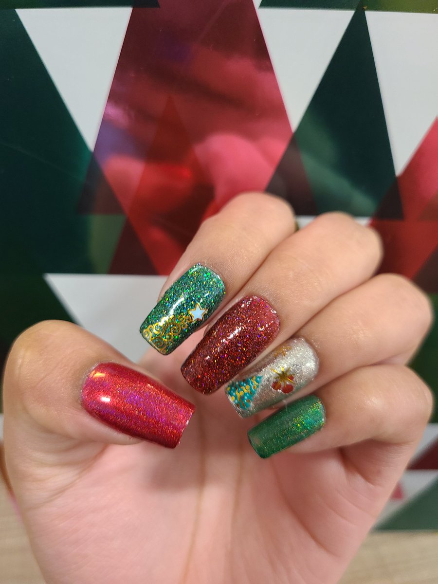 Kerra_DS's tweet photo. #holotacoholodays2021 contest entry #1 left hand using @holotaco Naughty List, Red Licorice, Everything is Pine &amp; Green Taffy @nailogical 

#nails #christmasnails #nailart #holotaco https://t.co/9PNVIKgFGY