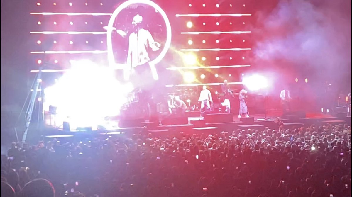 KevinTeamSports's tweet photo. Awesome night at @AOArena Manchester! @wearejames @Happy_Mondays first saw them in 1985 on Dec 3…spooky. Great to hear WFL. James were immense, they are seriously getting better! New depths on the classics & brilliant new songs too. #allthecoloursofyou. https://t.co/B7l9Zy55uV