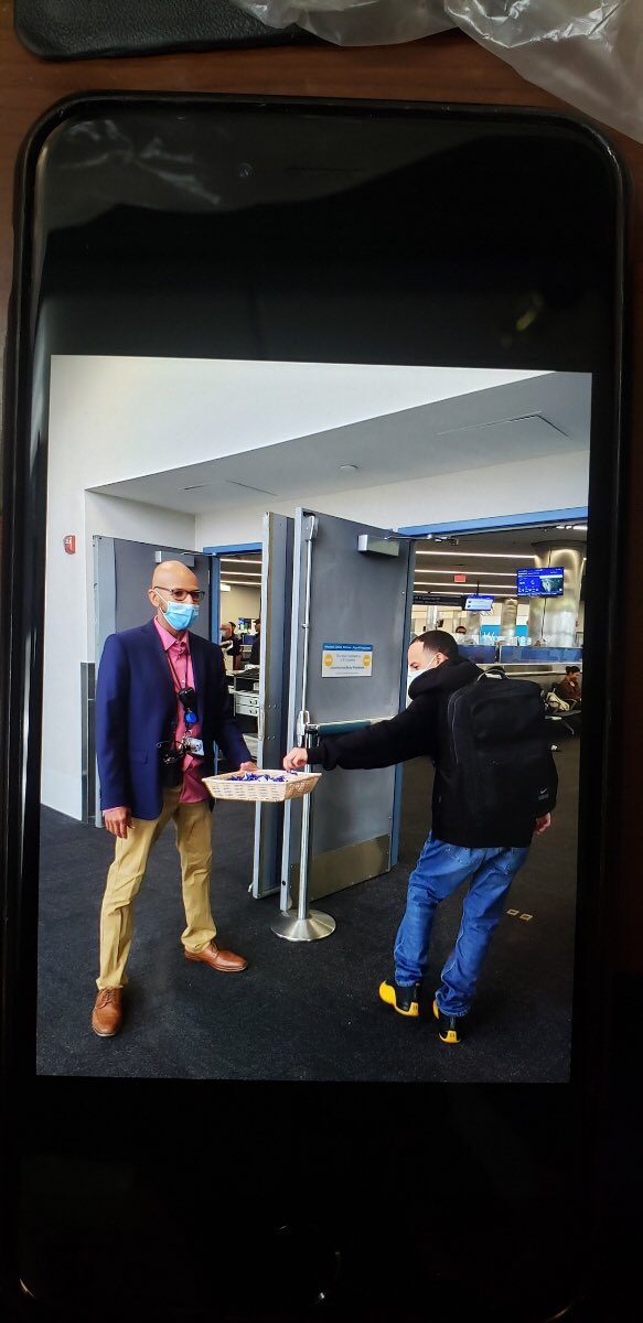 More happy customers arriving into LA and being welcomed by our Lemont who was offering our United Mints with a lovely smile.@mcgrath_jonna @GlennDa88135935 @HectorAraujoUA @Pameladj13 @DorisGunnell @Maggie_Ronan @TammyLHServedio @weareunited