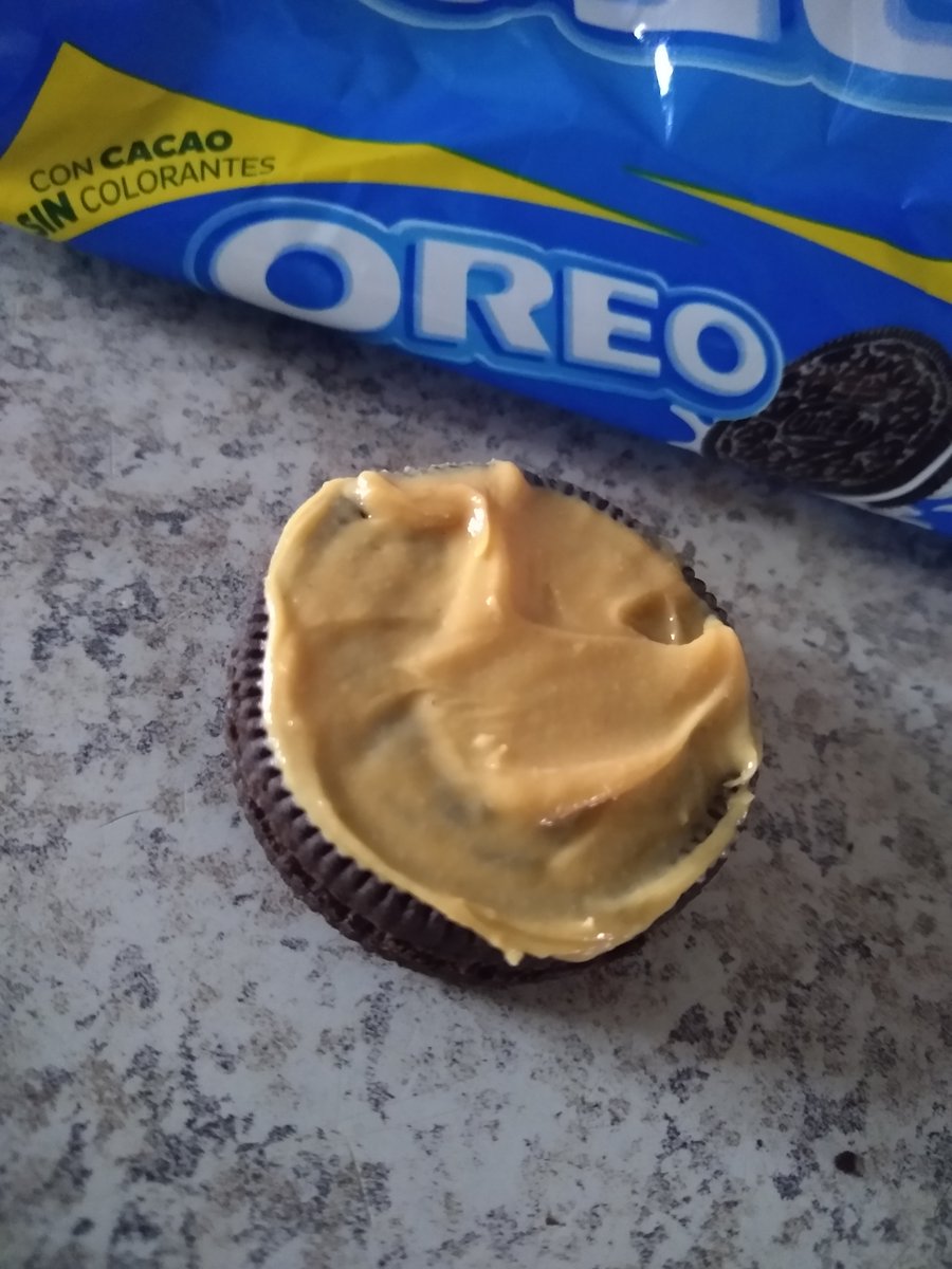 CodeJustAivi's tweet photo. En honor a Juego de Gemelas 🍪🍫
Oreos con mantequilla de maní 😋 #recetoreo https://t.co/9gWjmDZOL7