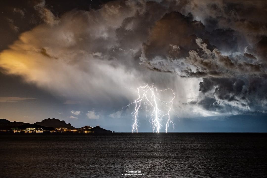 MeteoCotedAzur's tweet photo. 📍🌩 Retour en images sur le retour d’Est de la nuit de jeudi à vendredi ! 😍😍😍 #CotedAzurFrance #Nice06
📲 Un grand merci à Olivier83Photographie pour ces sublimes photos de l’orage évoluant au large de #Cannes/#Estérel depuis les #Issambres(83) https://t.co/y8dsN7rHjz https://t.co/UT3S9nhWYn