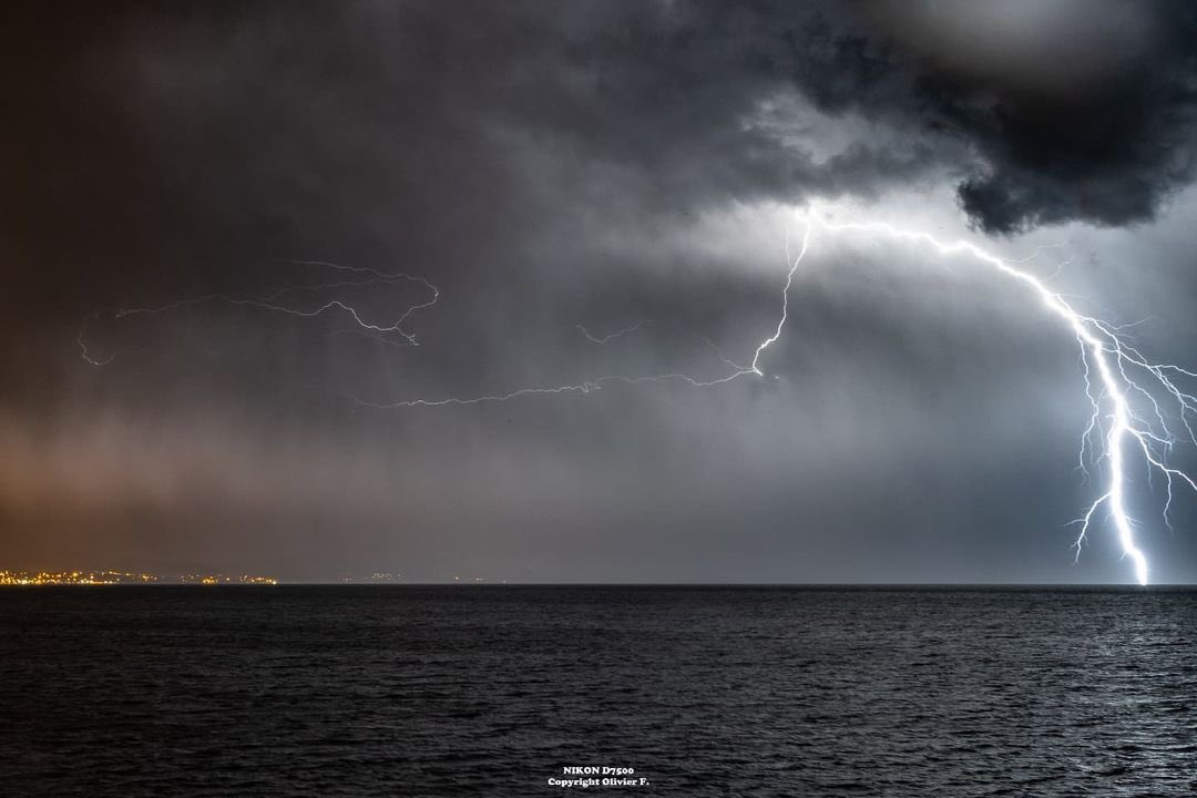 MeteoCotedAzur's tweet photo. 📍🌩 Retour en images sur le retour d’Est de la nuit de jeudi à vendredi ! 😍😍😍 #CotedAzurFrance #Nice06
📲 Un grand merci à Olivier83Photographie pour ces sublimes photos de l’orage évoluant au large de #Cannes/#Estérel depuis les #Issambres(83) https://t.co/y8dsN7rHjz https://t.co/UT3S9nhWYn