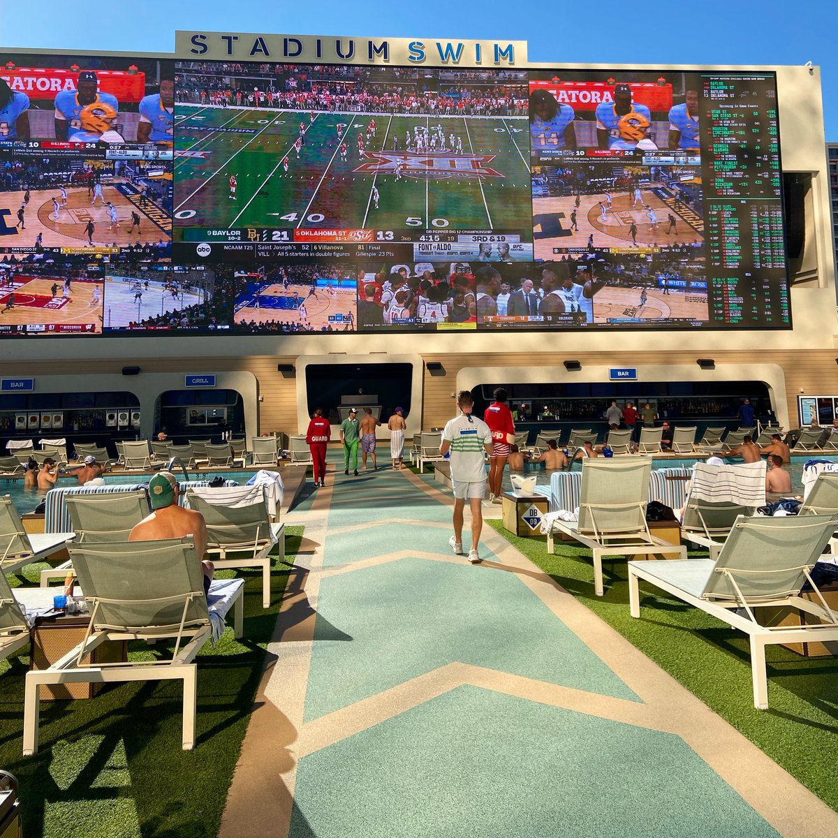 any_given_tues's tweet photo. Van Drivers are starting to find their “Happy Place” as they arrive for the @golfcoachesassn convention!!! #AnyGivenTuesday 🚐 #PushcartNation 🛒 #Vegas 🍻 https://t.co/vJWmUkfejX