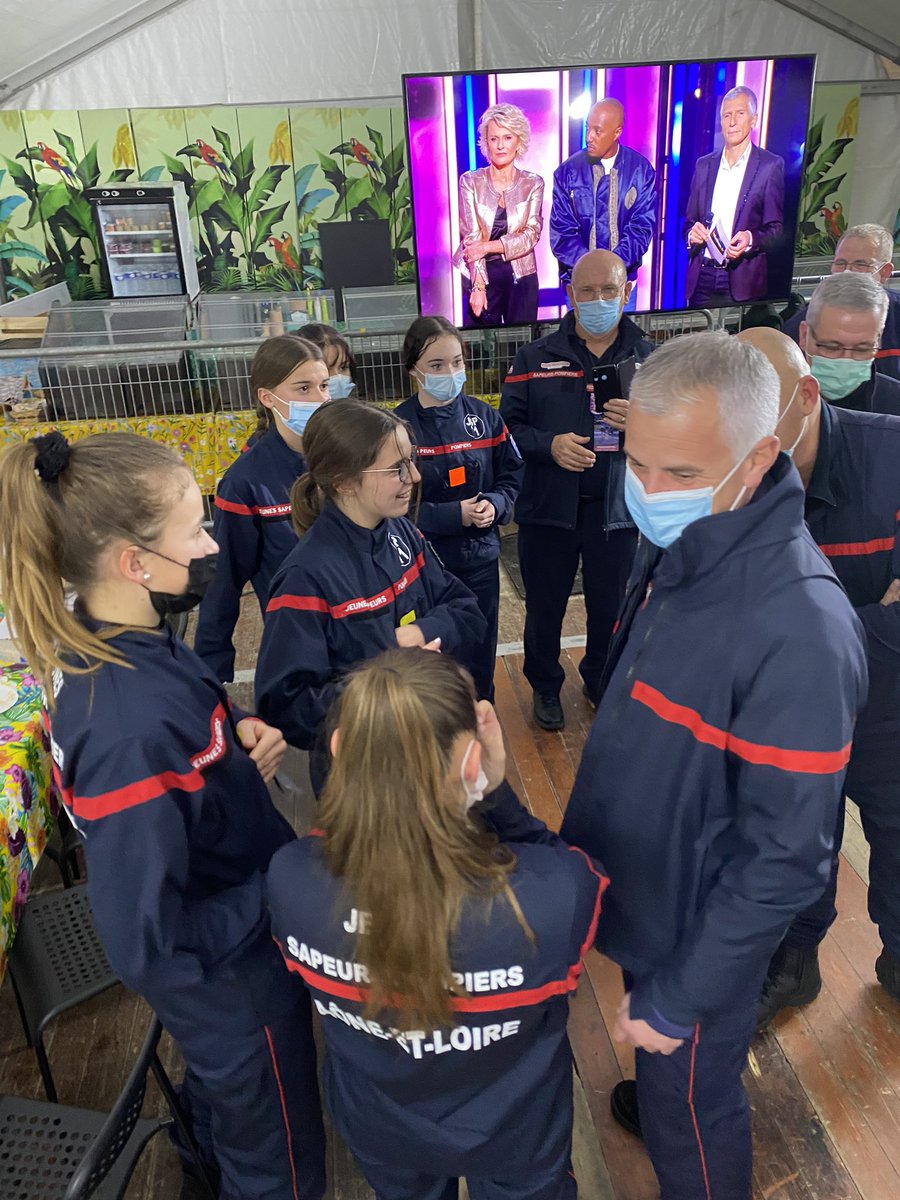 GregoryAllione's tweet photo. Un moment d’échange et d’encouragement avec les jeunes sapeurs-#pompiers du @SDIS71 &amp; @UDSP71 juste avant leur passage sur le plateau @France2tv avec @Nagui et @sodavant pour la chorale avec @Sopranopsy4 et @tryo ! #Telethon2021 #TelethonPompiers https://t.co/LUQOOzUFvI