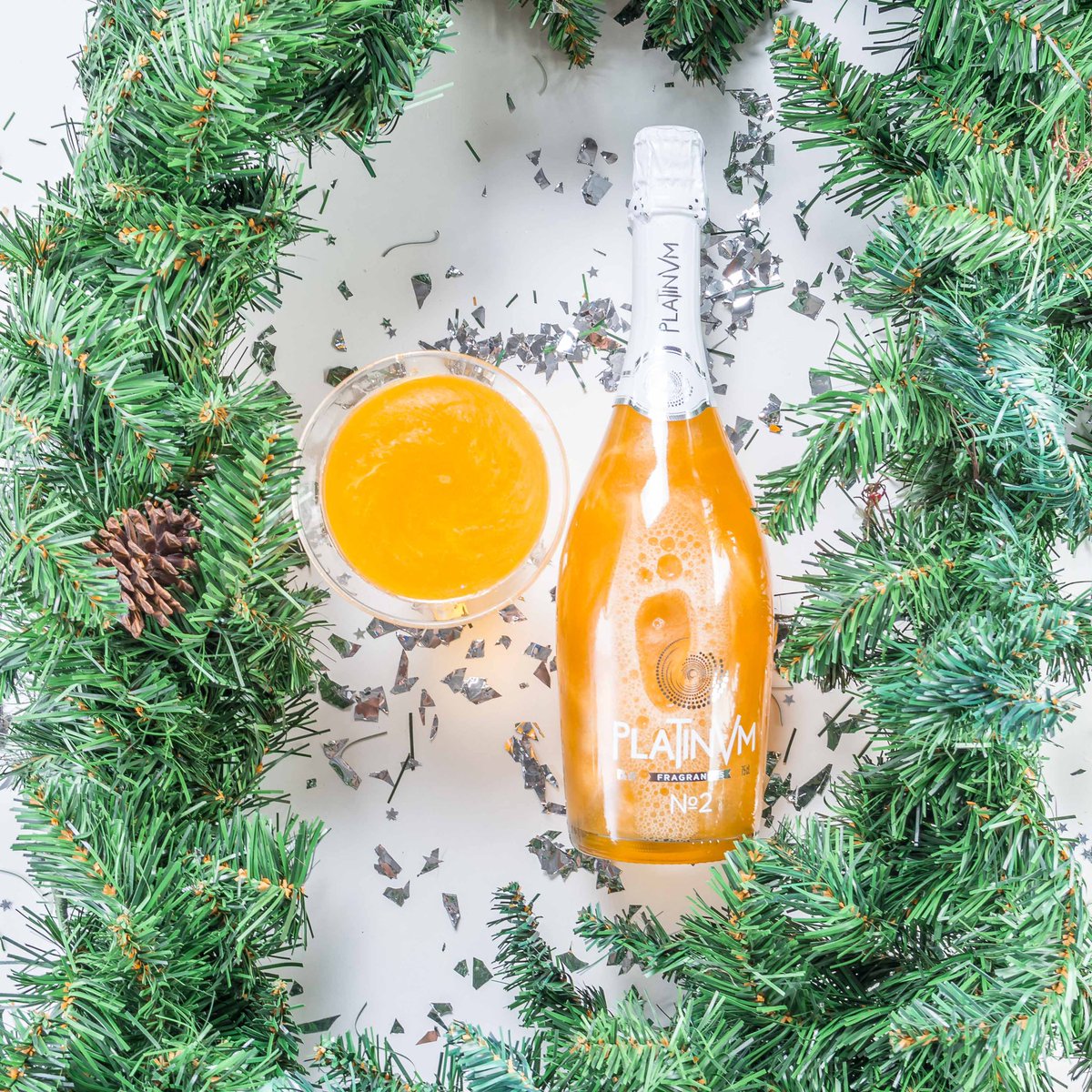 🍊🥂🎄Estas Navidades, la hora del aperitivo esta siempre llena de magia con el espumoso Platinvm n2 de Vermouth italiano!  Dale a tu fiesta un toque de glamour!🎄🍊🍾
.
.
.
.
#navidad #regalosdenavidad #ideasdenavidad #fiesta #brindis #platinvm #lahoradelaperitivo #vermut