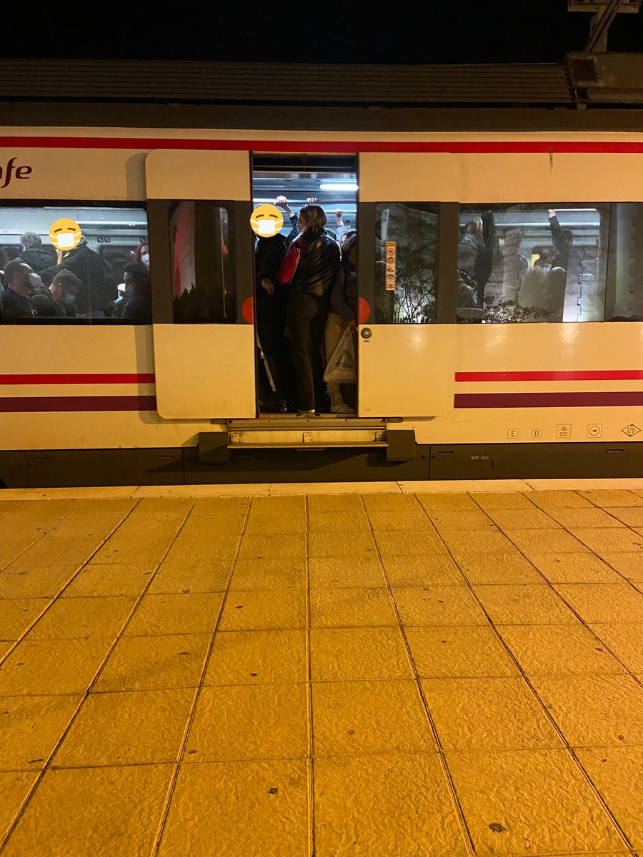Espectadora882's tweet photo. CC Plaza Mayor, Malaga, 21:06. De vergüenza😠… me toca esperar 40 min a ver si entro en el siguiente.
@renfe @GobiernoDeEspan @AndaluciaJunta #lejaniasmalaga #cercaniasmalaga https://t.co/H1MjUO5i00