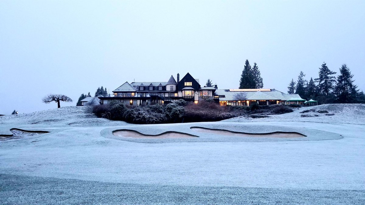 Pretty majestic morning to wrap up my internship at Capilano! Thanks to @Stu_Sheridan @NickDaley86 @Emerson_Coulter @TaksTurf, it's been awesome working with this crew and I look forward to returning next year ⛳