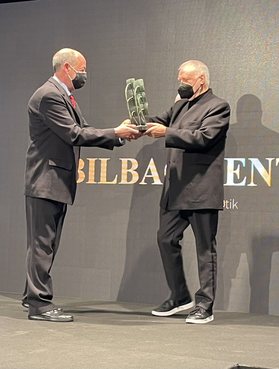 AlfonsoGil's tweet photo. En la pasarela de @Bilbao_Centro. Además hoy se ha reconocido a nuestro gran #JavierBarroeta su magnífico trabajo con el premio de la moda. Eskerrik asko a todos por ser tan magníficos embajadores de la moda de nuestro Bilbao https://t.co/7v7aX7bMt1