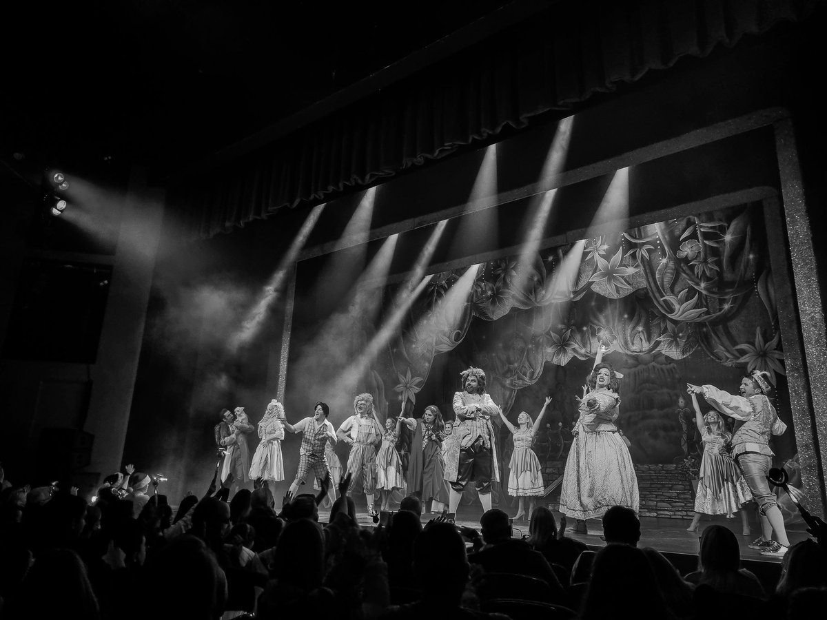 Killian O'Sullivan (@actuallykillian) on Twitter photo Absolute 10 out of 10 for the <a href="/HelixPanto/">Helix Panto</a>
I know there's a strict no photo policy - but I couldn't resist Absolute 10 out of 10 for the <a href="/HelixPanto/">Helix Panto</a>
I know there's a strict no photo policy - but I couldn't resist