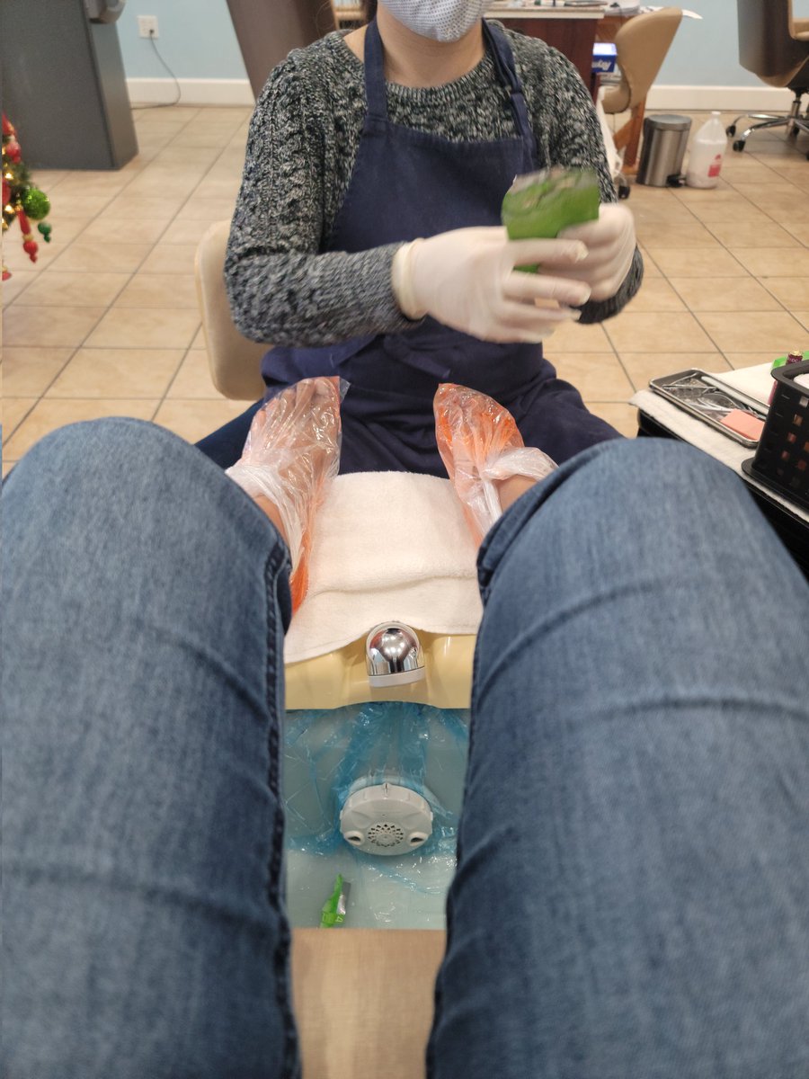 pretty_milf's tweet photo. Hot wax pedi https://t.co/sMf2CLxqKi