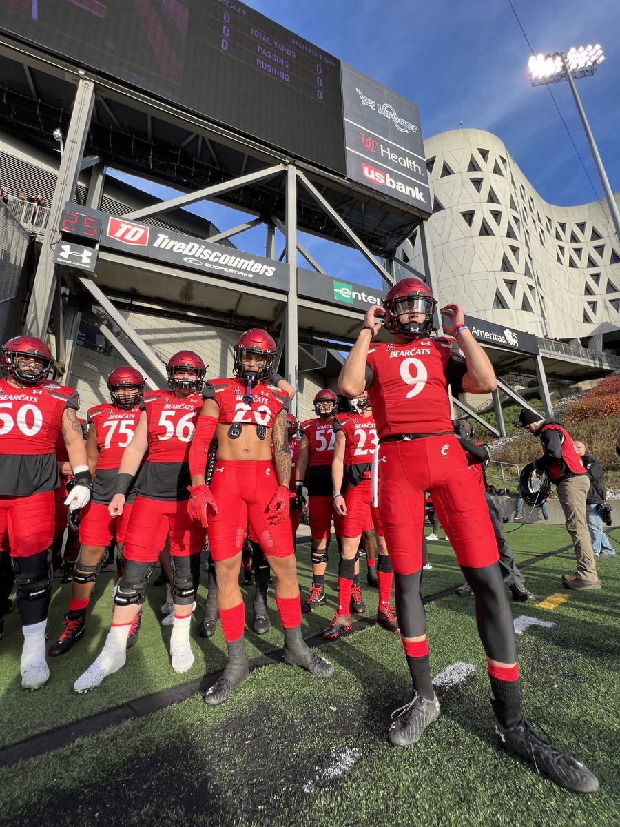 GoBEARCATS's tweet photo. Seeing RED. 🔴 https://t.co/J8nmyyyZT9