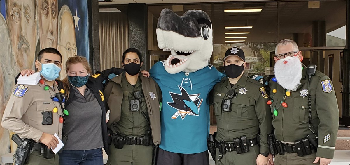 sjsharkie's tweet photo. Helping hand out gifts with friends at Shop With A Cop. #TisTheHolidaySeason
#swacsv https://t.co/mt6EJzmRJH