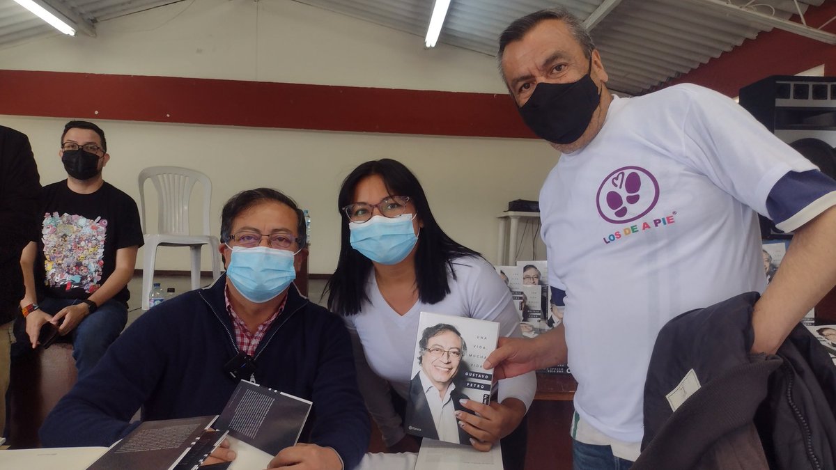 LosDeAPieOfic's tweet photo. @petrogustavo recibe con mucho cariño  el obsequio dado por nuestro colectivo @LosDeAPieOfic y de su parte recibimos muy afectuosamente su libro #UnaVidaMuchasVidas  autografiado.
Gracias https://t.co/4bLIQAvMzU