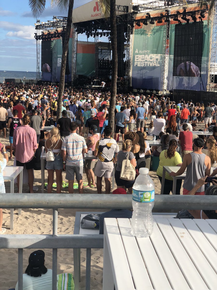 .<a href="/bleachersmusic/">bleachers</a> <a href="/jackantonoff/">jackantonoff</a> on the beach! <a href="/beachfestival/">Riptide Music Fest</a> #BeachFestival <a href="/1077TheEnd/">107.7 The End</a> <a href="/947fm/">94/7fm</a> @alt949sd <a href="/ALT1037DFW/">ALT 1037</a>